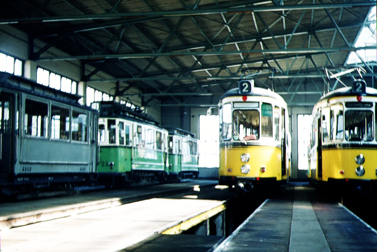 SSB Stuttgart_Straßenbahn-Betriebshöfe__Ostheim (Vh4)__Schienenschleif-Bw 2202 [HK 1905] wartet hier noch auf seine Rückverwandlung in den (Flderbahn-)Bw WN 32. Dahinter die beiden Reutlinger Tw 23 und Bw 11. Daneben zwei T2+B2 Züge der Linie 2 (damals nur noch HVZ Leipziger Platz-Ostendplatz; 1972 eingestellt).__1971