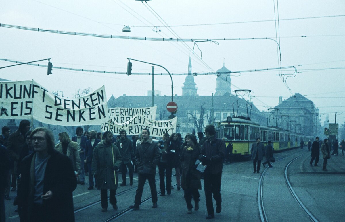 SSB Stuttgart__Streik im öffentlichen NV einmal andersherum: im Bild Demo am Schloßplatz.__08-01-1972