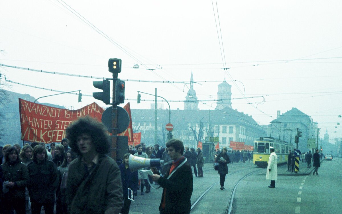 SSB Stuttgart__Streik im öffentlichen NV einmal andersherum : es kam auch zu  Rote Punkt-Aktionen , Autofahrer sollten sich einen roten Punkt an die Windschutzscheibe heften zum Zeichen, daß sie Fahrgäste mitnehmen, um die öffentlichen Verkehrsmittel  zu bestreiken . Interessanterweise starteten Junge Union und Jusos separate Rote-Punkt-Aktionen. Im Bild Demo am Schloßplatz.__08-01-1972