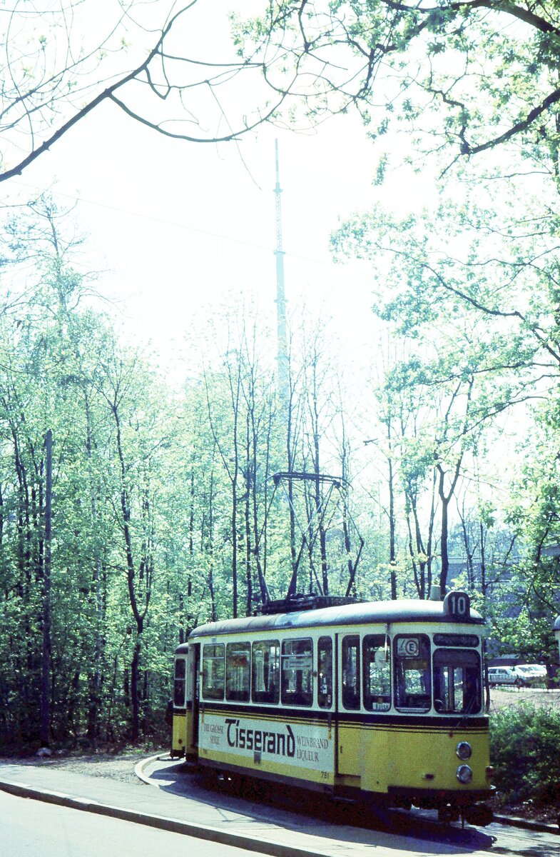 SSB Stuttgart_T2 751 mit Bw auf Linie 10 in der Zwischenschleife 'Geroksruh'.__13-05-1973 