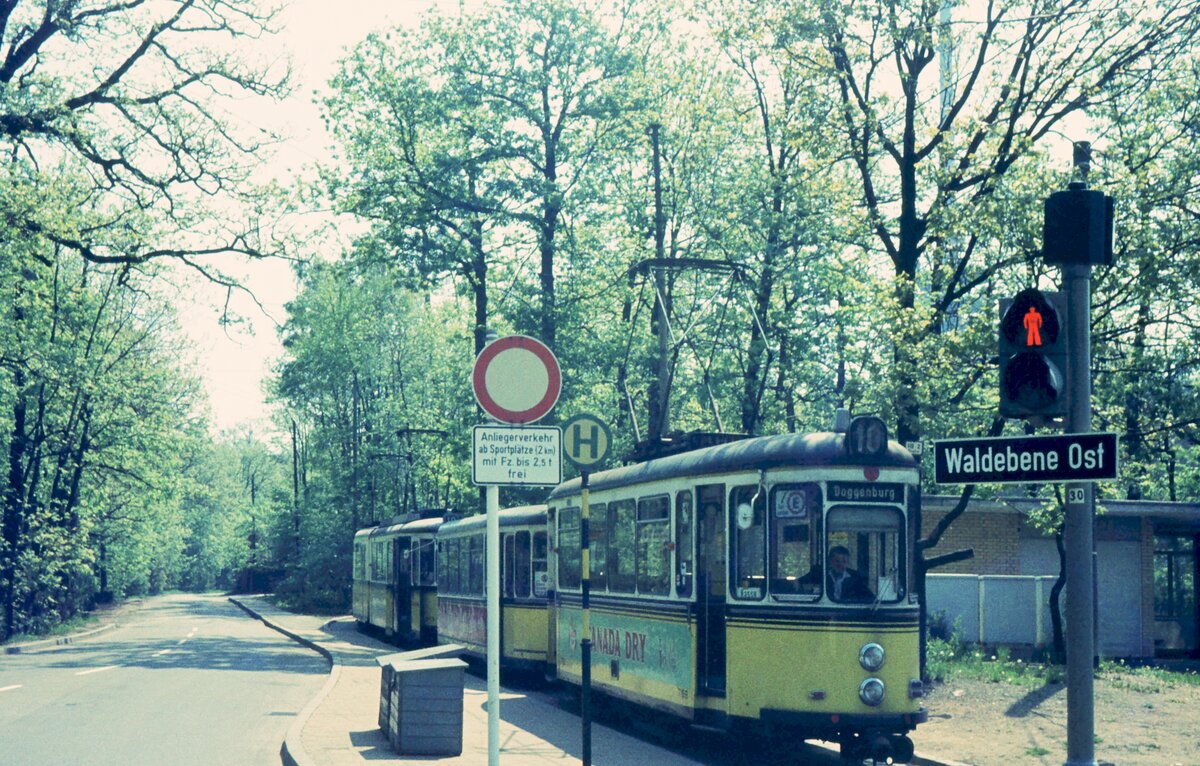 SSB Stuttgart__Tw 759 mit Bw auf Linie 10 steht abfahrbereit in der Zwischenschleife 'Geroksruh'. Dahinter ein DoT4.__13-05-1973