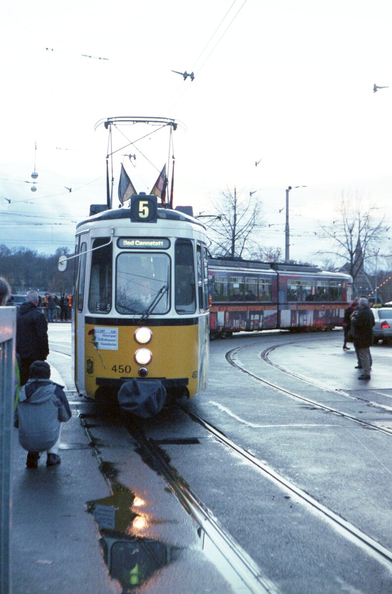 SSB Stuttgart__Umzug der SHB Museumswagen aus der Wagenhalle Zuffenhausen ins Straßenbahnmuseum Cannstatt. Das Ziel ist erreicht: GT4-Zug mit 451 an der Spitze bei der Einfahrt ins Depotgelände.__09-12-2007 
