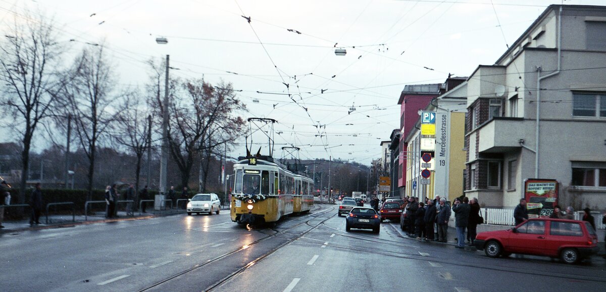 SSB Stuttgart__Umzug der SHB Museumswagen aus der Wagenhalle Zuffenhausen ins Straßenbahnmuseum Cannstatt. Das Ziel ist erreicht: Gt4-Zug in der Mercedesstr. vor der Einfahrt in die Cannstatter Wagenhalle.__09-12-2007 