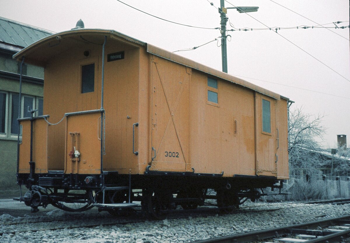 SSB Stuttgart__Unfall-Hilfsgerätewagen 3002 neben dem Betriebshof Degerloch. Als B2 Bj.1897, ME bei der Filderbahn als Gepäck- und Postwagen, bis 1951 für Bahnpost- und Expressgutverkehr im Einsatz,u.a. auf dem Meterspur(3 Schienen-)gleis zum DB-Bhf. S-Vaihingen.1974 von der DGEG für die Museumsbahn Möckmühl-Dörzbach übernommen und auf 750 mm umgebaut. [Quelle: Strassenbahnen um Stuttgart,Verlag Eisenbahn 1984.] Inzwischen im Internet zu sehen im  Kleinbahnmuseum Bockenau ,als Erinnerung an die Kreuznacher Kleinbahn,unter Dach,im Freien und frei zugänglich.__31-12-1973