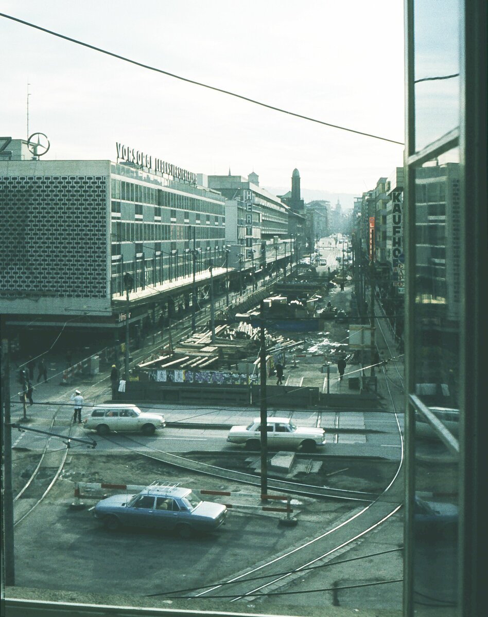 SSB Stuttgart__Ungewöhnliches Bild beim Blick aus dem Hauptbahnhof : Bahnhofsvorfeld und Königstraße, die zentrale Verkehrsachse ohne eine einzige Straßenbahn während des  Großen ÖTV-Streiks  1974.__11-02-1974