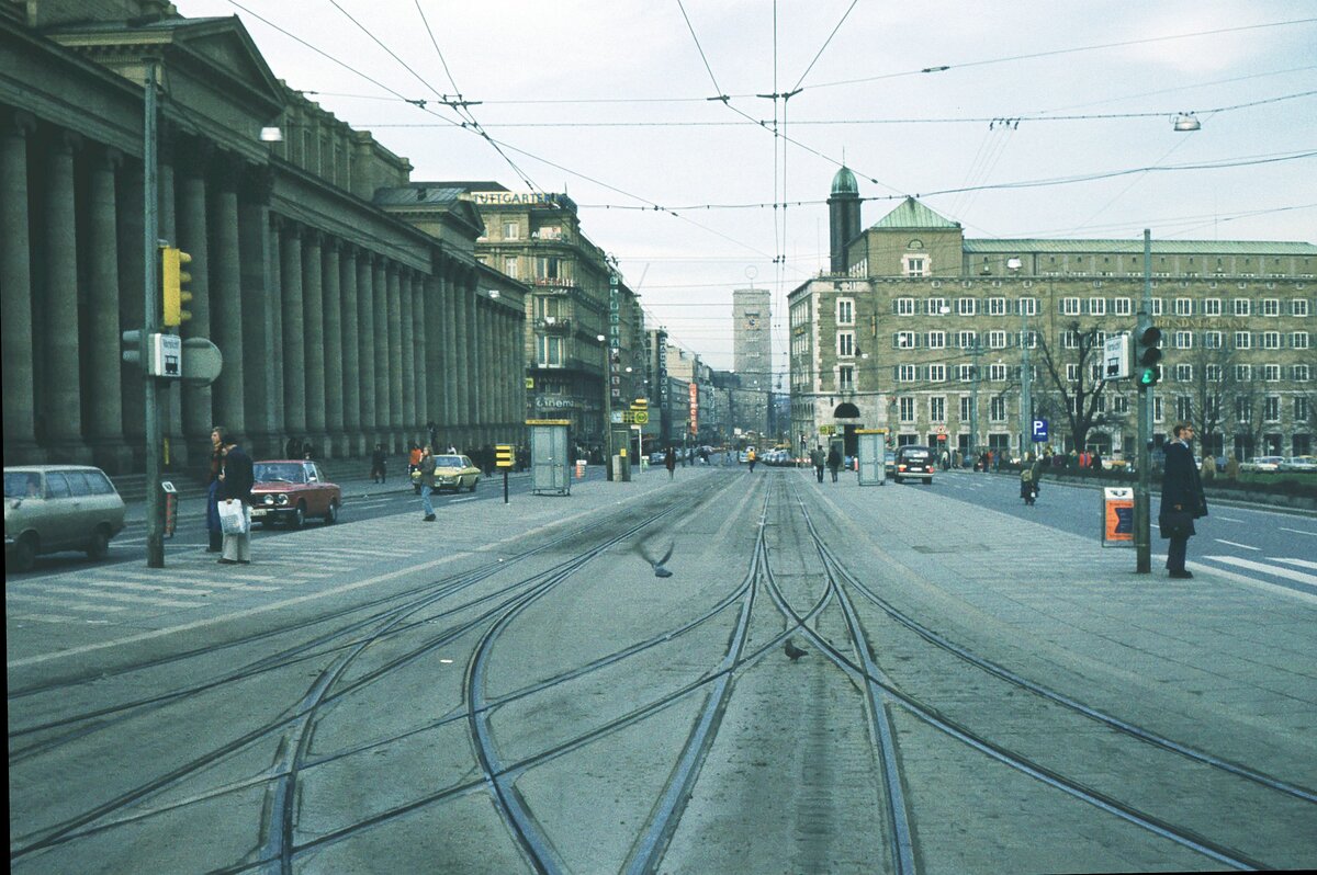 SSB Stuttgart__Ungewöhnliches Bild: die Haltestellen am Schloßplatz, der zentrale Verkehrsknotenpunkt vieler Straßenbahnlinien, verwaist während des  Großen ÖTV-Streiks  1974.__11-02-1974