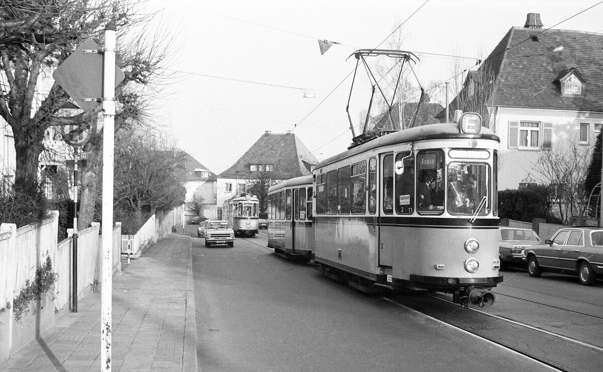 SSB Stuttgart_VerkehrsfreundeStuttgart Abschiedsfahrt für Linie 10 mit Einbeziehung weiterer Strecken. Zweiachser-Garnitur 753+1543 in der Lenzhalde. Es folgt ein Zug der Linie 10.__20-03-1976