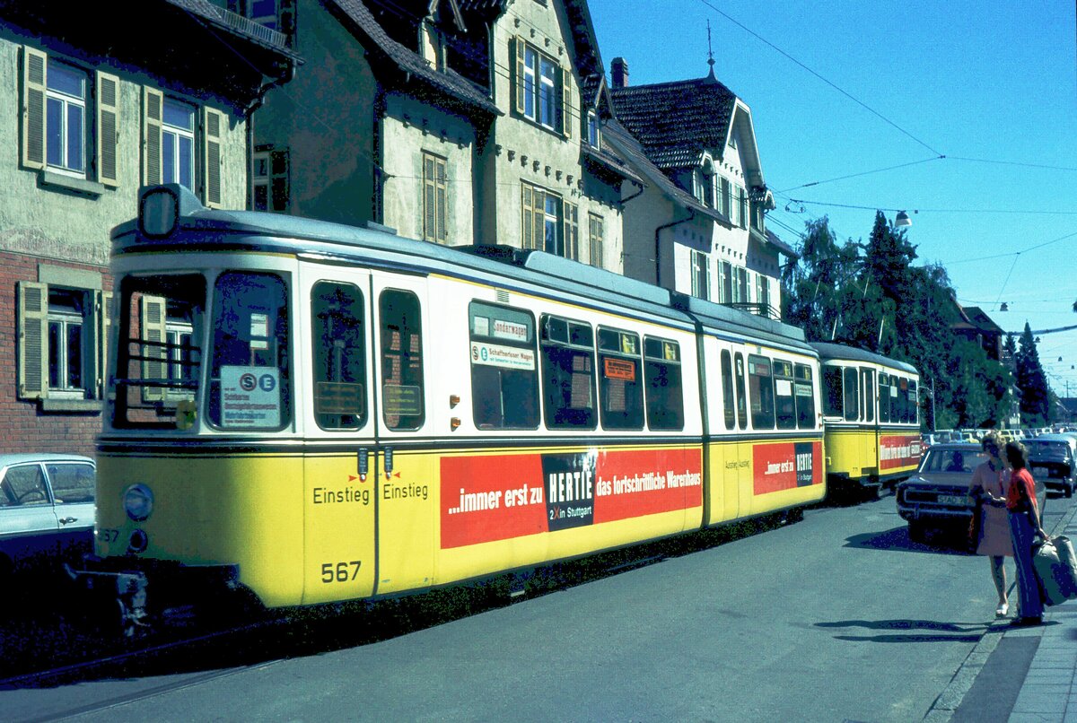 SSB Stuttgart__Verschubfahrten__Ein kurzes Stück weiter als das vorige Bild, um die Kurve, in der Emilienstr. in S-Vaihingen wird GT4 Nr.567 von T2 Nr.771 zur Hw geschleppt.__09-1973 