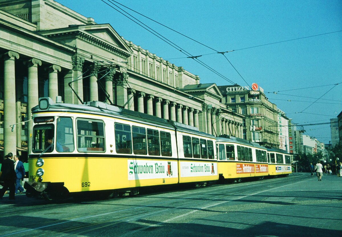 SSB Stuttgart__Verschubfahrten_Fahrt von/zur Hw in S-Möhringen, seit Herbst 1976 auch für GT4 in Dreifach-Traktion üblich. Hier am Schloßplatz, vor dem Königsbau, mit GT4 Nr.692 an der Spitze. Ca. 1 Jahr später gab es hier oberirdisch keine Straßenbahnen mehr.__28-09-1977 