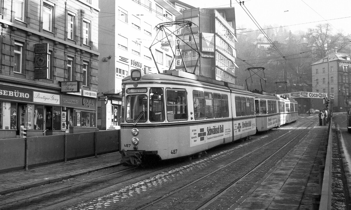 SSB Stuttgart__Verschubfahrten_Fahrt von/zur Hw in S-Möhringen, seit Herbst 1976 auch für GT4 in Dreifach-Traktion üblich.Hier mit führendem GT4 487 [ME, 1962: 2000 >Iasi] am 'Olgaeck'.__12-1976 