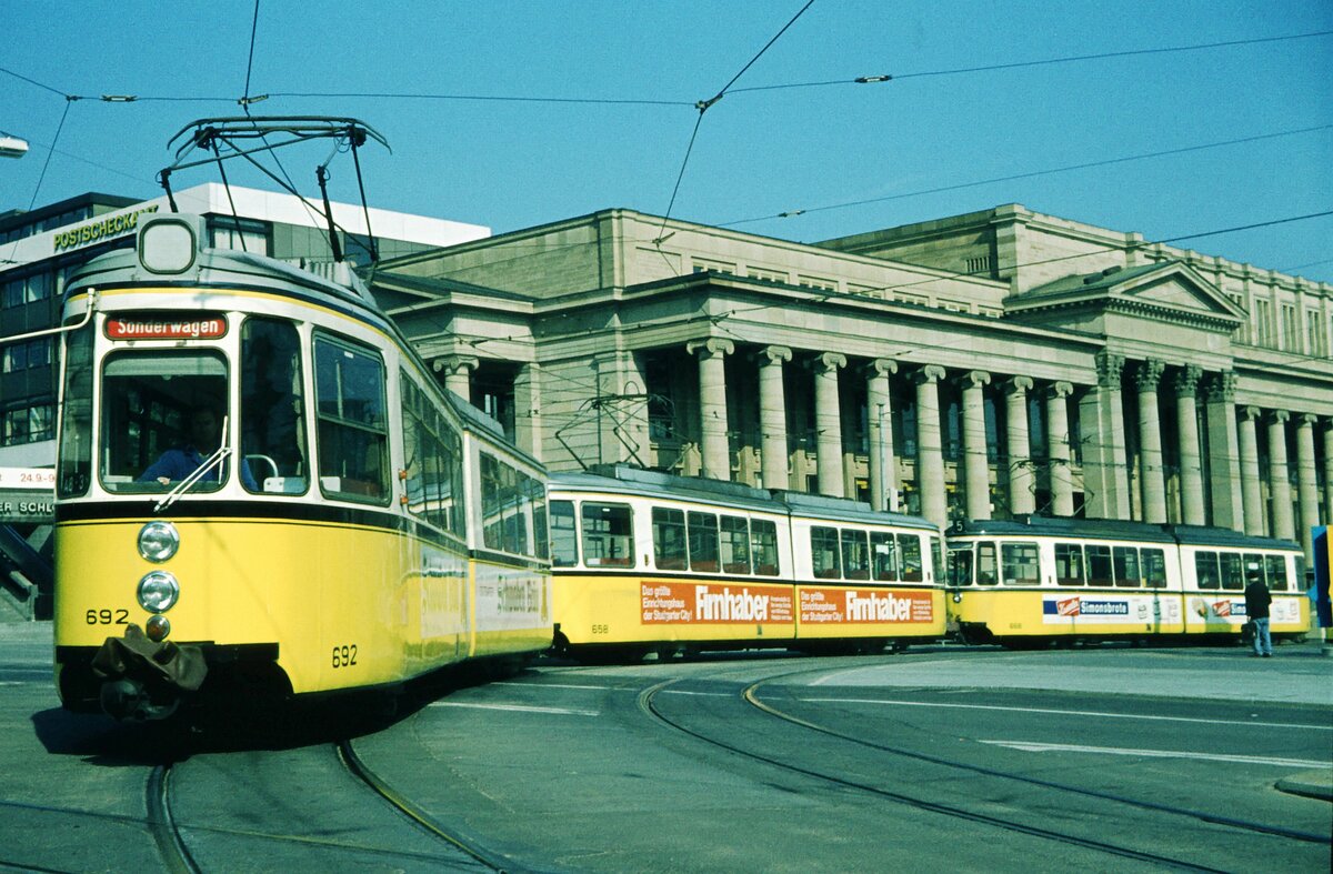 SSB Stuttgart__Verschubfahrten__GT4 Nr.692 an der Spitze des GT4-Dreier-Zugs zur Hw legt sich in die Kurve.__28-09-1977 