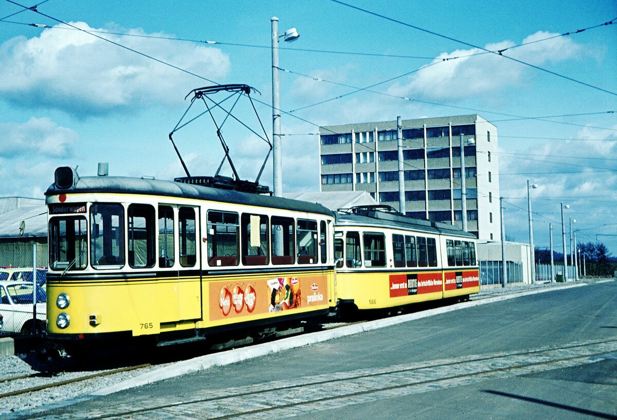SSB Stuttgart__Verschubfahrten__T2 Nr.765 mit GT4 Nr.566 im Schlepptau in der Hw S-Möhringen__03-1972