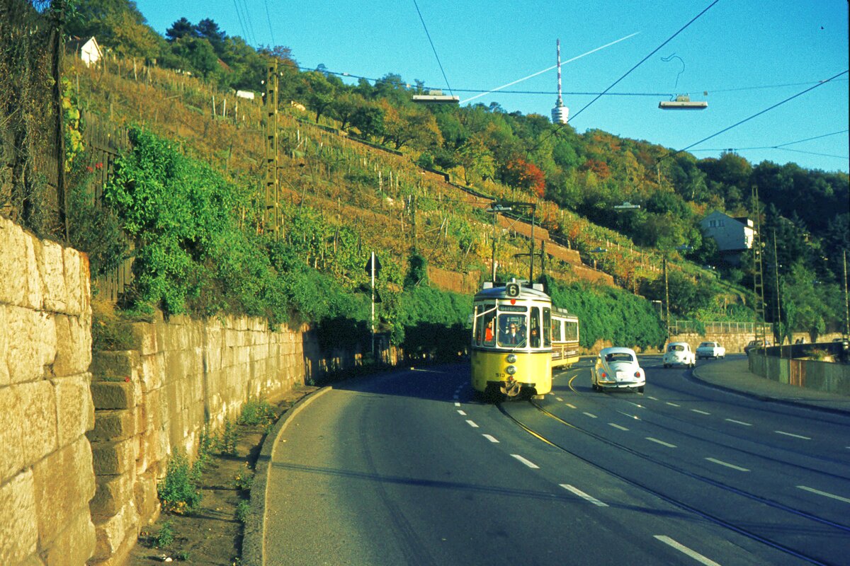SSB Stuttgart__Verschwundene Strecken__Linie 6 mit GT4 513 in den Weinbergen zwischen Haltestellen 'Altenbergstaffel' und 'Haus 61' auf Talfahrt (mit zwei Mal Käfer im Gegenverkehr).__25-10-1973