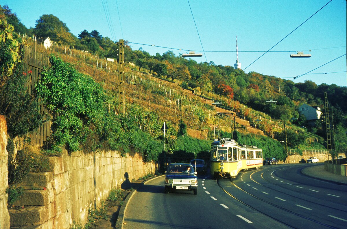 SSB Stuttgart__Verschwundene Strecken__Linie 6 wird bei Talfahrt entlang der Weinberge auf der Neuen Weinsteige von NSU Prinz überholt.__25-10-1973