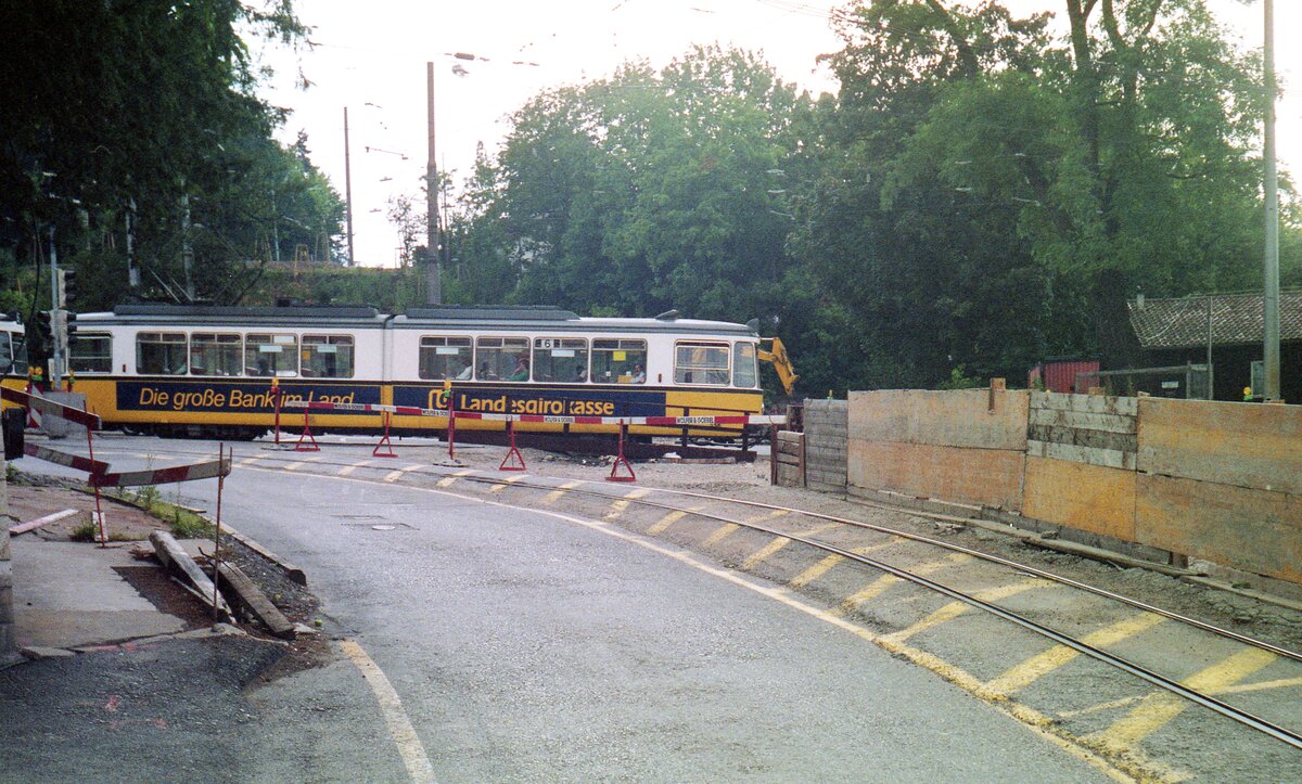 SSB Stuttgart__Von der Straßenbahn zur Stadtbahn__Die (Tunnel-)Strecke nach Degerloch. Am Bopser, am Ende der Hohenheimer Str., wo auch der 7er, von rechts die Etzelstr. herauf kommend von 1906 bis 1969 seine Endstation hatte, taucht die Stadtbahn ab in den Tunnel gen Degerloch. Im Bild der 6er muß noch die enge 'Bopserkurve' bezwingen um auf der erkennbaren höheren Ebene wieder aufzutauchen__15-08-1987