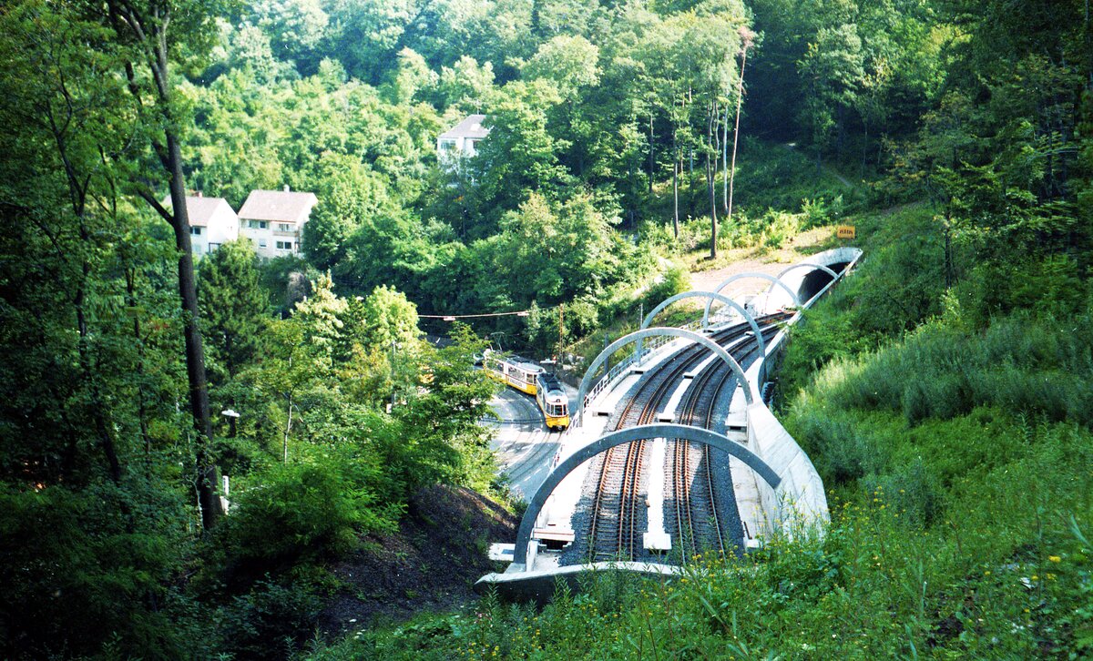 SSB Stuttgart__Von der Straßenbahn zur Stadtbahn__Die (Tunnel-)Strecke nach Degerloch.__Blick vom  kurzen Tunnel  auf die Einfahrt des langen Tunnels, der im weiten Bogen zum Bopser hinunter führt. Dem GT4-Zug der Linie 6 genügt noch der kleine Bogen (an der Altenbergstaffel). __30-08-1986