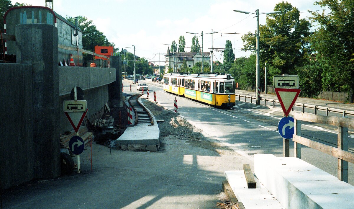 SSB Stuttgart__Von der Straßenbahn zur Stadtbahn__Die (Tunnel-)Strecke nach Degerloch.__Zug der Linie 5 mit GT4 502 hat eben die Haltestelle 'Waldau' (später 'Weinsteige') talwärts verlassen. Die Interims-Rampe für den Straßenbahn-Vorlaufbetrieb, von der dreischienigen Stadtbahntrasse herunter auf die bestehende Strecke nach Degerloch war 1987 bis 1990 in Betrieb, bis ab 'Weinsteige' der nach Degerloch hinauf weiterführende Tunnel in Betrieb ging.__30-08-1986