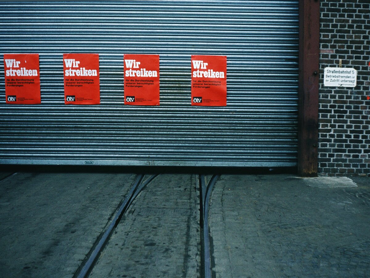 SSB Stuttgart__Weil es gerade (DB-Streik) wieder aktuell ist: vor 50 Jahren vom 10.bis 12. Februar 1974 legte der sogenannte „Große ÖTV-Streik“ des Öffentlichen Dienstes die Bundesrepublik lahm.[ÖTV = Gewerkschaft Öffentliche Dienste,Transport und Verkehr]. Im Bild das geschlossene Hallentor im Betriebshof Cannstatt.__12-02-1974 