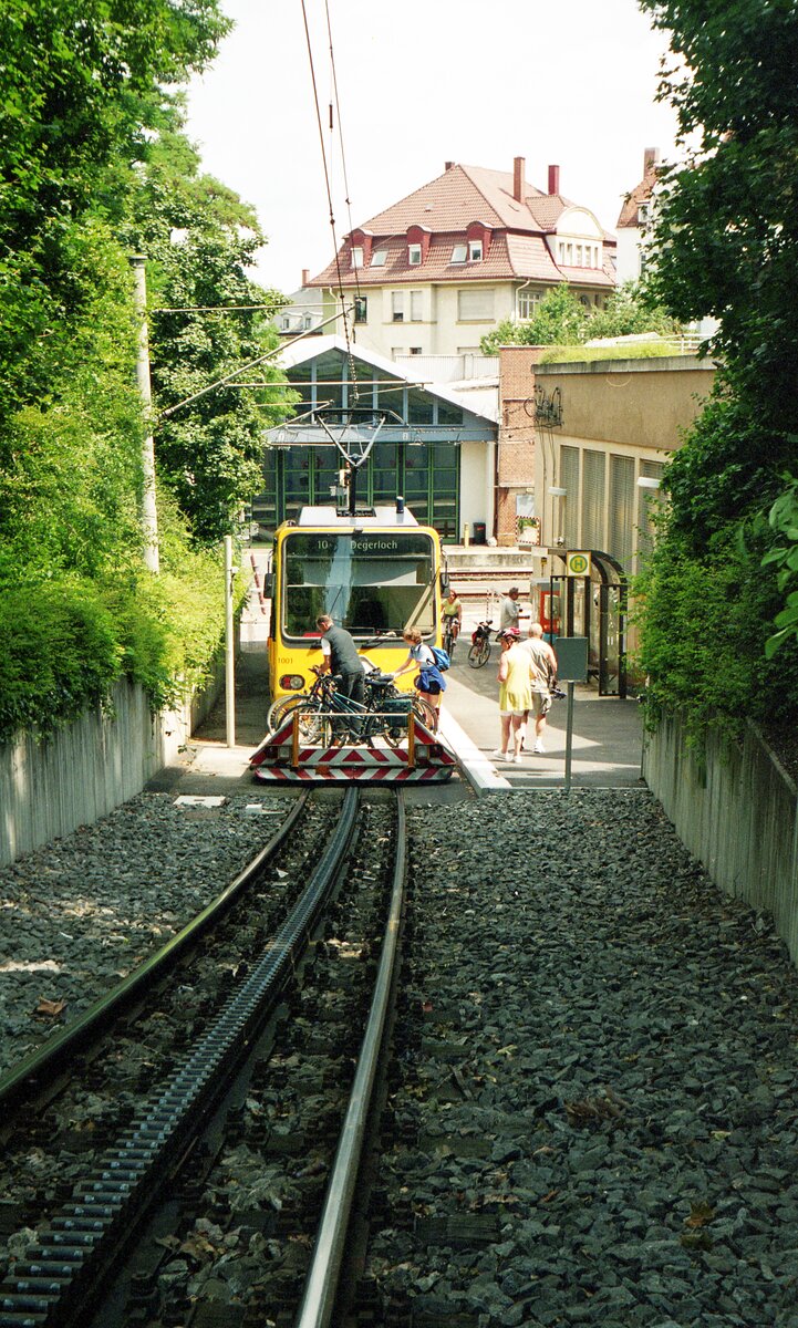 SSB Stuttgart__Zahnradbahn__Blick von der Liststr. in den Alten Talbahnhof mit provisorischer Endhaltestelle.__07-07-2002 