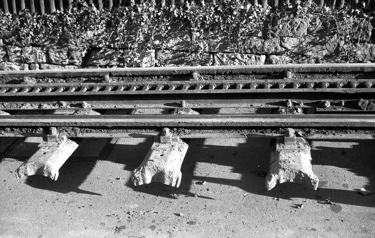 SSB Stuttgart__Zahnradbahn__Im Detail zu erkennen: die uralten Eisen-Schwellen und bei der  Original  Riggenbach-Zahnstange die zwei parallelen Winkelstähle zwischen denen die einzelnen senkrechten “Klötze“ verankert sind. Es handelte sich um eine sehr aufwändige Ausführung, die Durchbrüche für die Klötze mussten einzeln ausgefräst und die Klötze von Hand eingenietet bzw. eingeschweißt werden.__05-11-1977