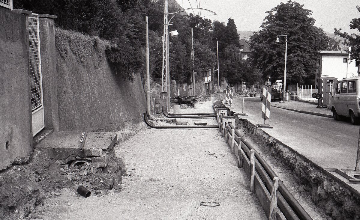 SSB Stuttgart__Zahnradbahn__Juli und August 1980 fuhr keine Zahnradbahn, die gesamte Trasse wurde für die neuen ZT4 Tw umgebaut. Der Unterbau für die modernisierte Trasse ist bereitet. Am Grundstückszugang links sieht man den Wasserdurchlaß des früher noch offen verlaufenden Wassergrabens.__30-07-1980 