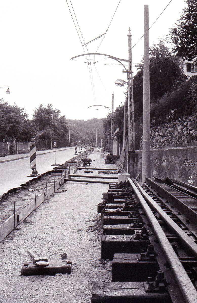 SSB Stuttgart__Zahnradbahn__Juli und August 1980 fuhr keine Zahnradbahn, die gesamte Trasse wurde für die neuen ZT4 Tw umgebaut. Die neue bergseitige Weiche an der Ausweiche 'Wielandshöhe' liegt schon bereit.__30-07-1980 