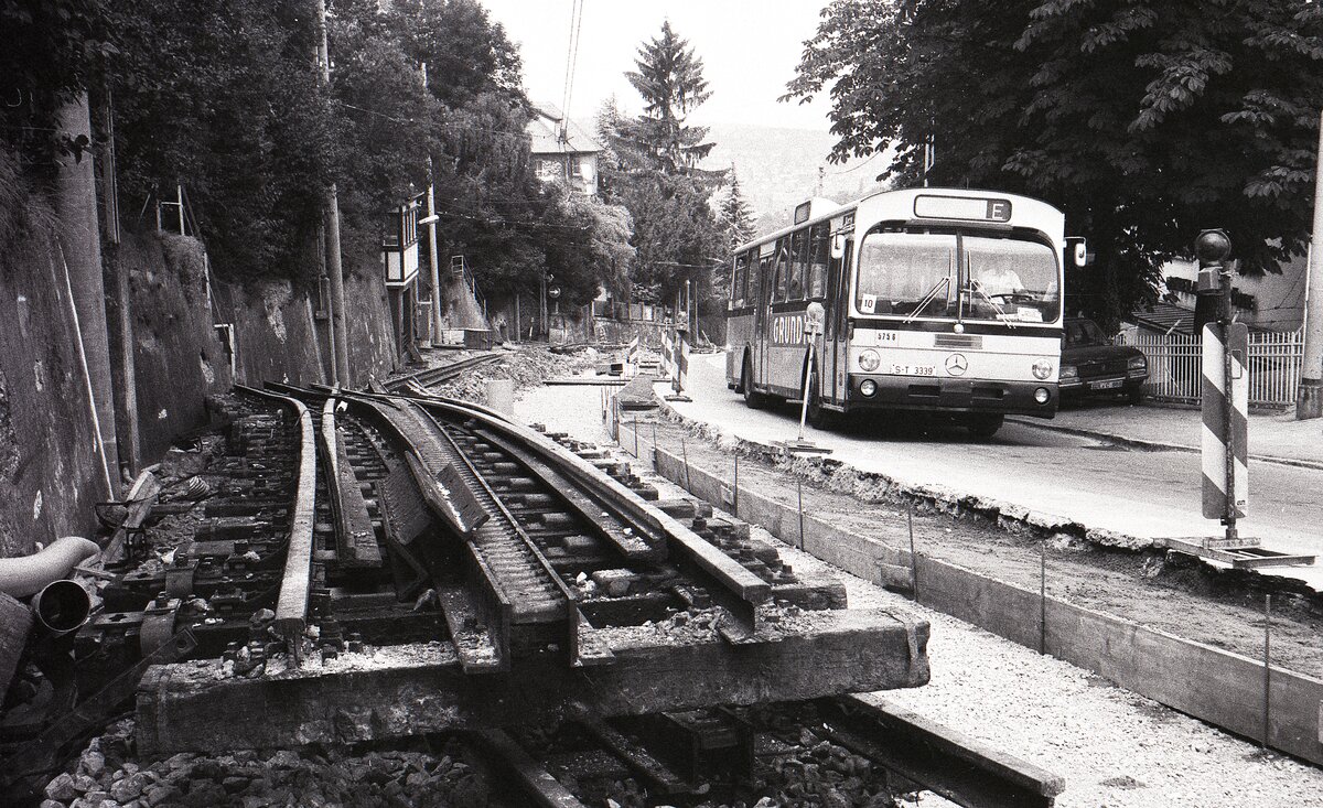 SSB Stuttgart__Zahnradbahn__Juli und August 1980 fuhr keine Zahnradbahn, die gesamte Trasse wurde für die neuen ZT4 Tw umgebaut. Der SEV-Bus an der 'Wielandshöhe'.__08-1980 