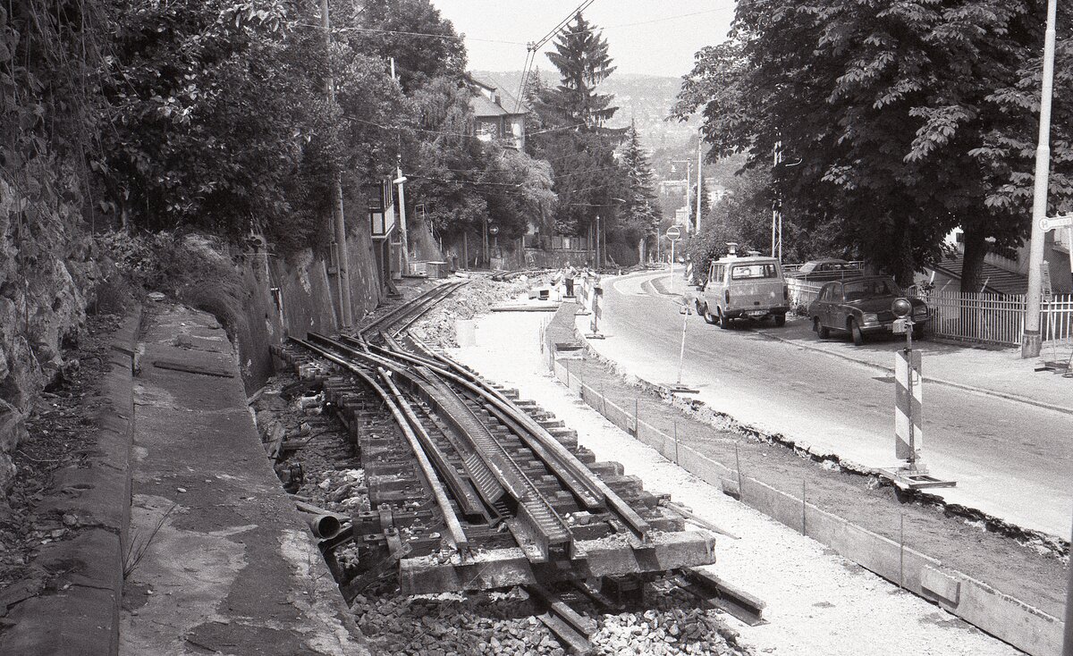 SSB Stuttgart__Zahnradbahn__Juli und August 1980 fuhr keine Zahnradbahn, die gesamte Trasse wurde für die neuen ZT4 Tw umgebaut. Die obere Weiche an der 'Wielandshöhe' liegt da  einfach so rum .__08-1980 
