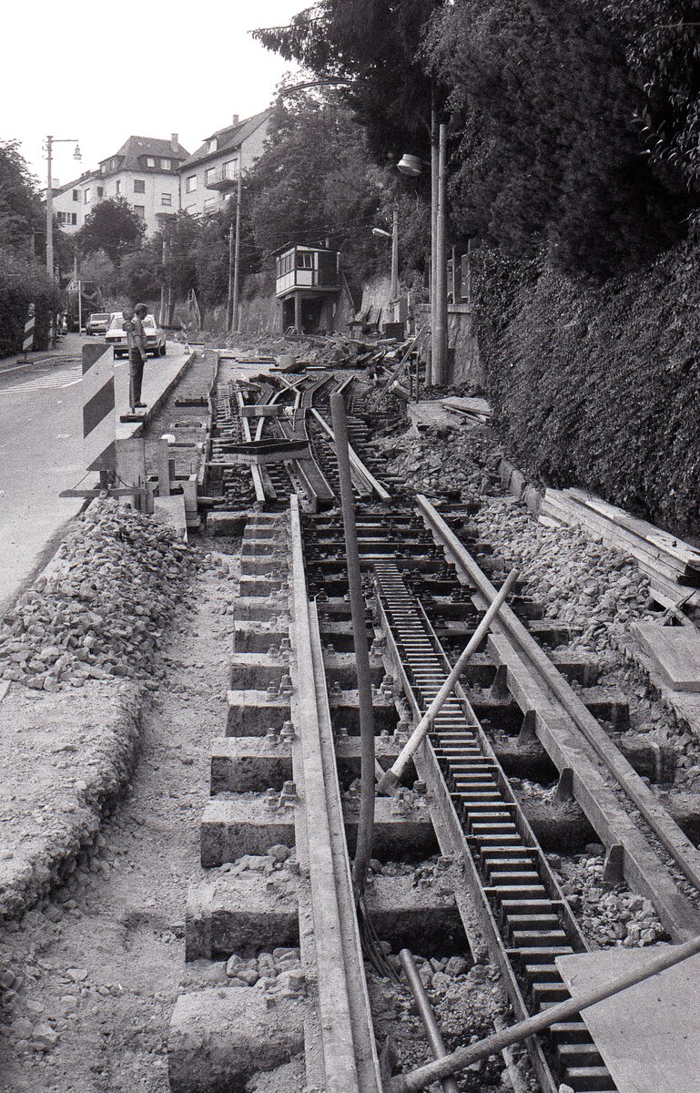 SSB Stuttgart__Zahnradbahn__Juli und August 1980 fuhr keine Zahnradbahn, die gesamte Trasse wurde für die neuen ZT4 Tw umgebaut. Die beiden Weichen an der 'Wielandshöhe' waren erst im Oktober 1973 erneuert worden (dabei vom mechanischen auf elektrischen Antrieb umgestellt). Sind noch brauchbar.__08-1980 