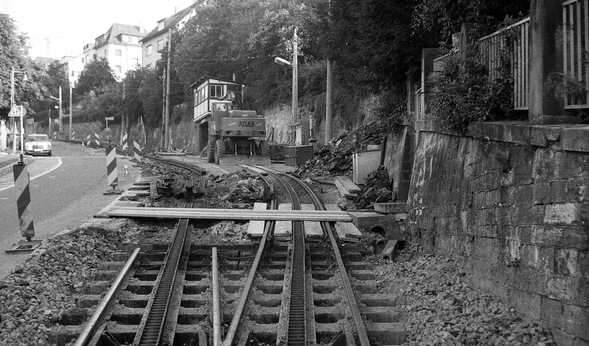 SSB Stuttgart__Zahnradbahn__Juli und August 1980 fuhr keine Zahnradbahn, die gesamte Trasse wurde für die neuen ZT4 Tw umgebaut. Die Ausweiche an der 'Wielandshöhe' : eine einzige Baustelle.__08-1980 
