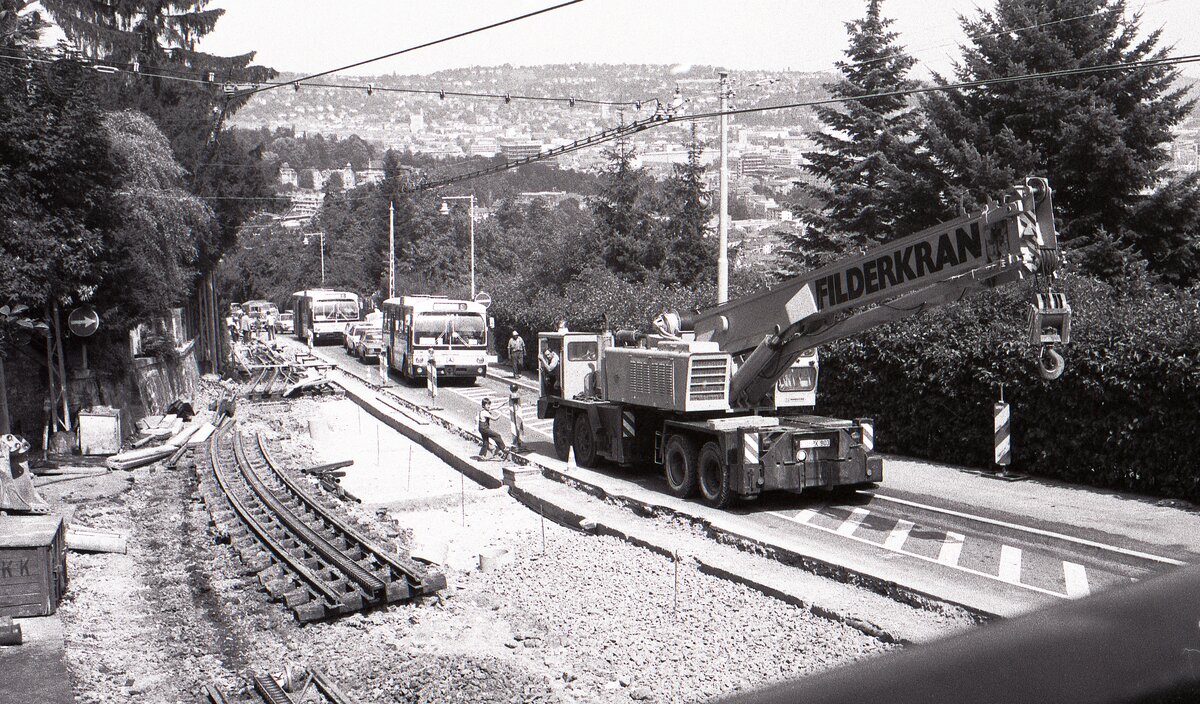 SSB Stuttgart__Zahnradbahn__Juli und August 1980 fuhr keine Zahnradbahn, die gesamte Trasse wurde für die neuen ZT4 Tw umgebaut. Hier warten schon zwei Busse daß der Kranwagen die Alte Weinsteige wieder freimacht.__04-08-1980 