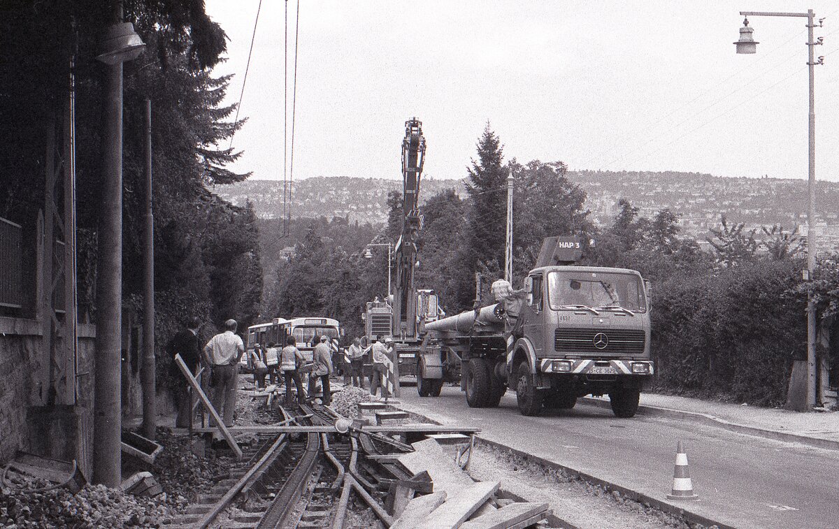SSB Stuttgart__Zahnradbahn__Juli und August 1980 fuhr keine Zahnradbahn, die gesamte Trasse wurde für die neuen ZT4 Tw umgebaut. Naben der unteren Weiche an der 'Wielandshöhe' wird ein massiver OL-Betonmast gesetzt. SEV-Bus muß warten.__04-08-1980 