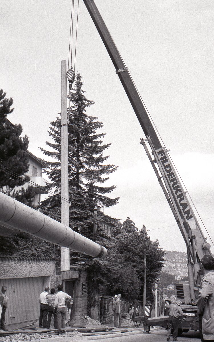 SSB Stuttgart__Zahnradbahn__Juli und August 1980 fuhr keine Zahnradbahn, die gesamte Trasse wurde für die neuen ZT4 Tw umgebaut. Die Betonmasten kommen. Direkt unterhalb der Ausweiche 'Wielandshöhe' finden zwei extra starke Exemplare ihren Platz.__04-08-1980