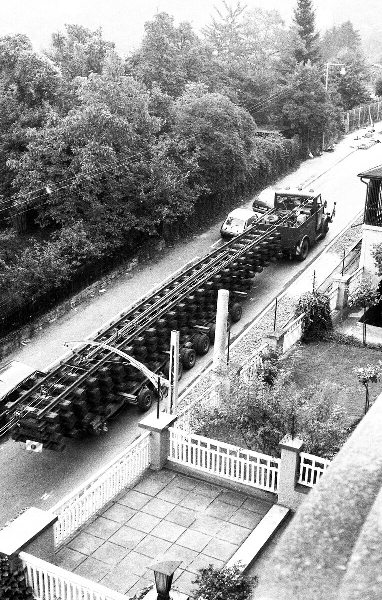 SSB Stuttgart__Zahnradbahn__Juli und August 1980 fuhr keine Zahnradbahn, die gesamte Trasse wurde für die neuen ZT4 Tw umgebaut. Der Nachschub rollt. Der Culemeyer hat ganz schön zu tun: 4x 15-Meter Gleisjoche die Alte Weinsteige mit meist um die 13 % Steigung hinauf zu befördern.__11-08-1980