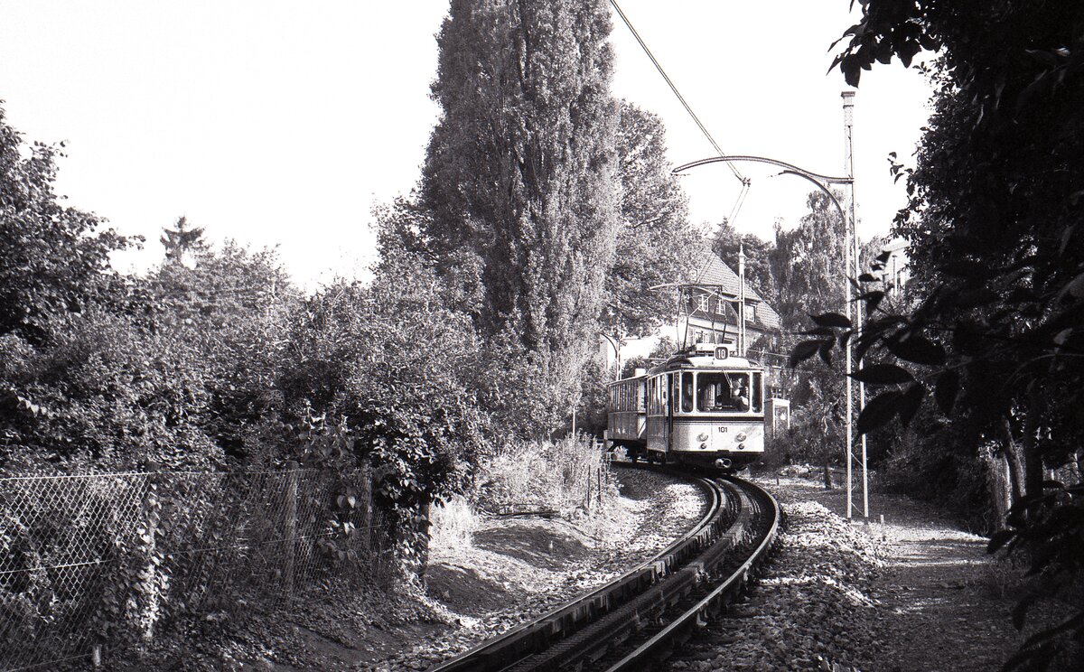 SSB Stuttgart__Zahnradbahn__Juli und August 1980 fuhr keine Zahnradbahn, die gesamte Trasse wurde für die neuen ZT4 Tw umgebaut. Nach dem Umbau gab es diesen Anblick nicht mehr, die Gittermasten von 1902 wurden durch massivere Betonmasten ersetzt, für die neuen Tw reichte die Zweidraht-OL nicht mehr, wurde durch eine Kettenfahrleitung ersetzt.__06-1980