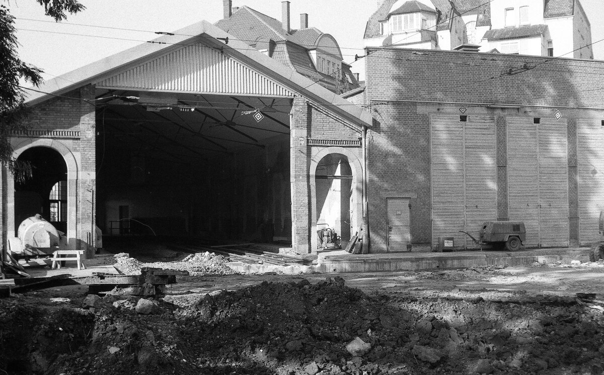 SSB Stuttgart__Zahnradbahn__Juli und August 1980 fuhr keine Zahnradbahn, die gesamte Trasse wurde für die neuen ZT4 Tw umgebaut. Im Betriebshof. Blick in die alte Bahnhofshalle von 1884. Die davor liegende Schiebebühne ist bereits_komplett verschwunden, die neue für die ZT4-Tw wird ungefähr doppelt so lang und paßt damit lückenlos genau zwischen die beidseits angeordneten Wagenhallen._07-1980 
