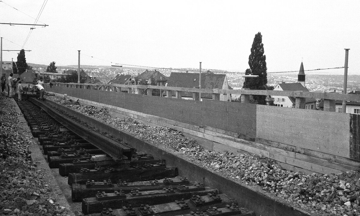SSB Stuttgart__Zahnradbahn__Juli und August 1980 wurde die Bahntrasse für die neuen ZT4 Tw modernisiert. Blick auf die Brücke : die neuen Holzschwellen sind schon da, ebenso die Zahnstange. Die Schienen fehlen noch. Diese können am Ende flexibel in die Gleislücke eingepaßt werden während die Zahnstange exakt auf den Millimeter passen muß.__08-1980 