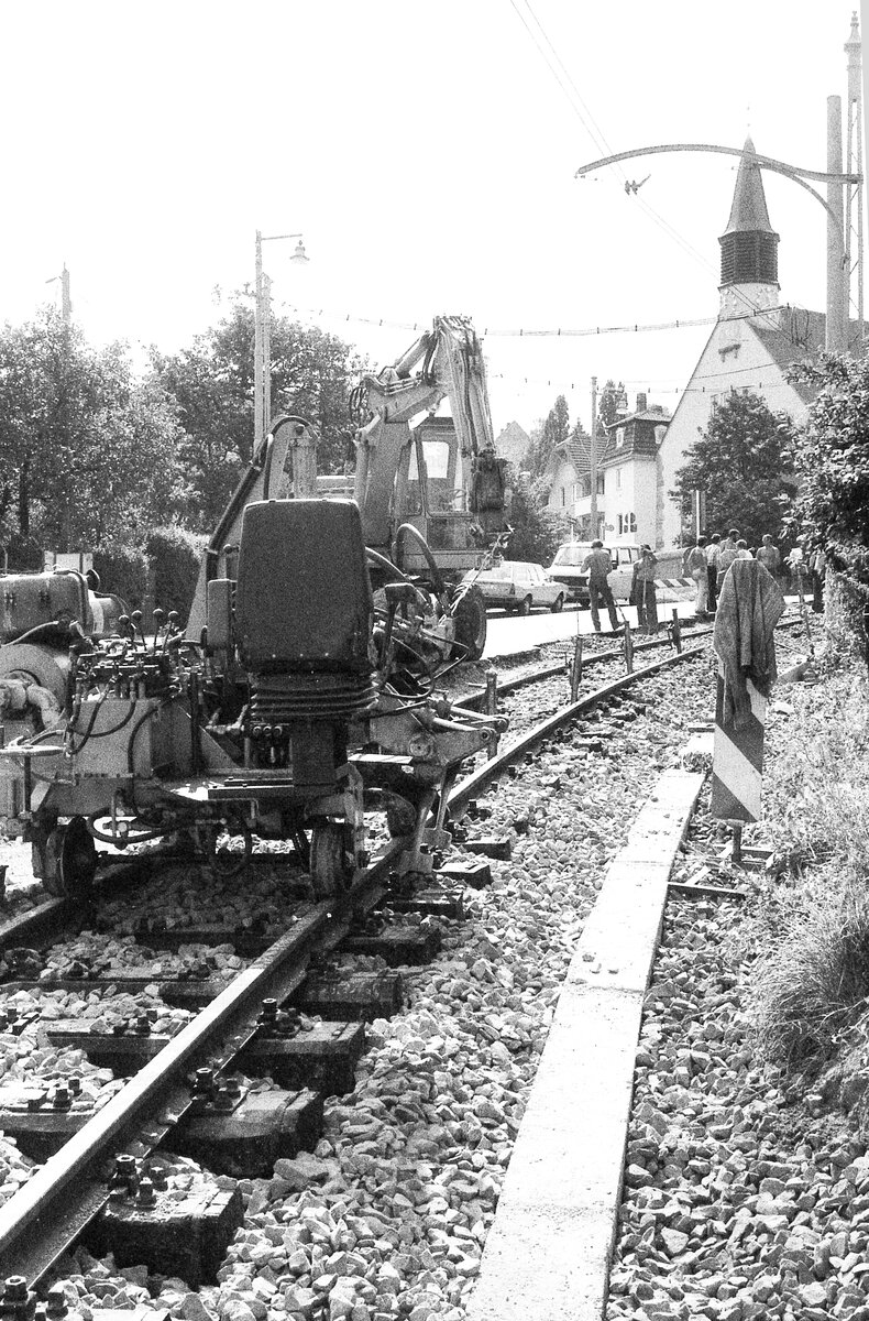 SSB Stuttgart__Zahnradbahn__Juli und August 1980 wurde die Bahntrasse für die neuen ZT4 Tw modernisiert. Vom Haigst abwärts wird eingeschottert.__08-1980 