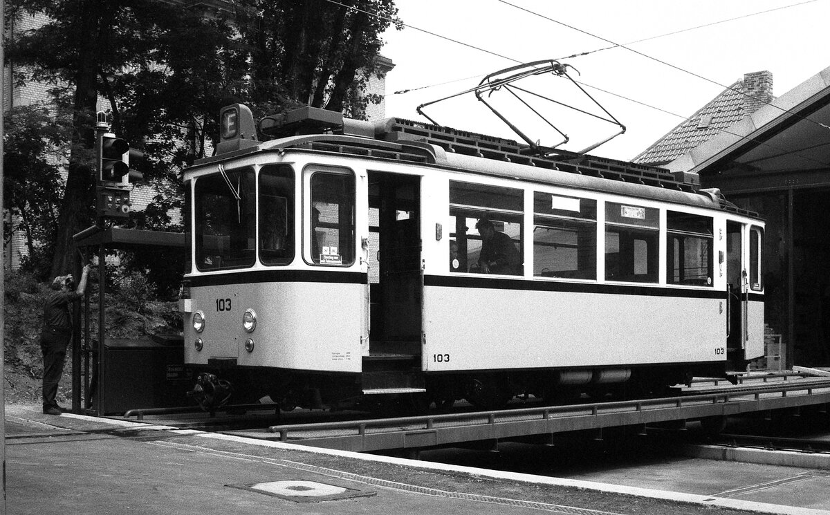 SSB Stuttgart__Zahnradbahn__Tw 103 [ME 1937] auf der neuen, jetzt doppelt so langen Schiebebühne im Betriebshof.__02.06.1981