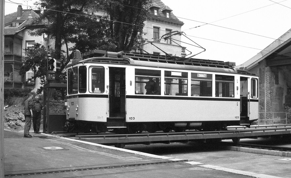 SSB Stuttgart__Zahnradbahn__Tw 103 [ME 1937] auf der neuen, jetzt doppelt so langen Schiebebühne im Betriebshof.__02.06.1981