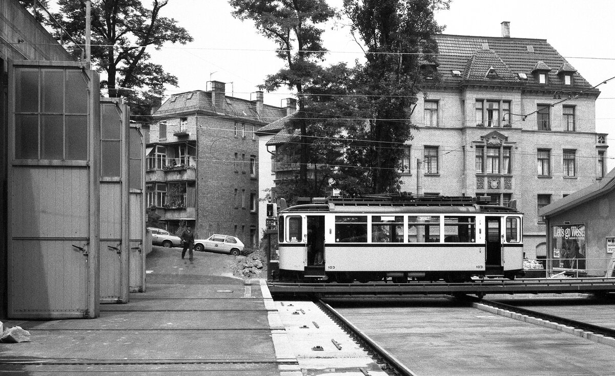 SSB Stuttgart__Zahnradbahn__Tw 103 [ME 1937] auf der neuen, jetzt doppelt so langen Schiebebühne im Betriebshof.__02.06.1981