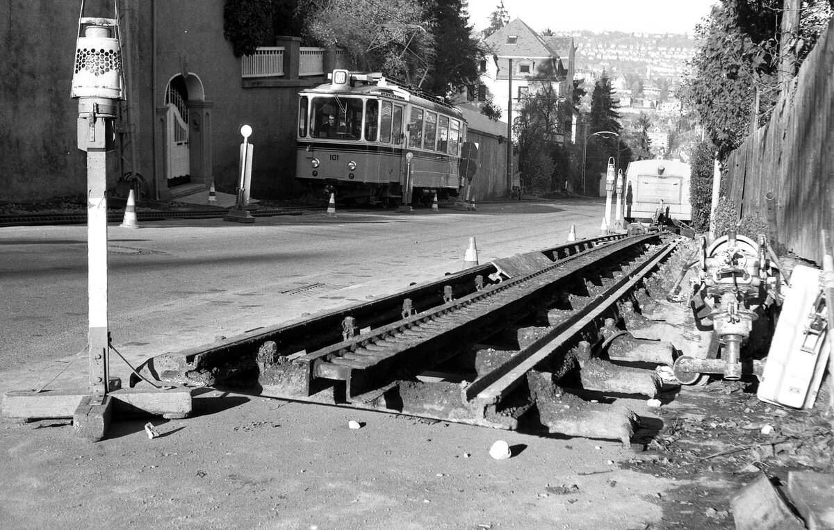 SSB Stuttgart__Zahnradbahn__Vorübergehend zweigleisig. Der in der Nacht ausgebaute  Original -Riggenbach-Gleisabschnitt, neben seiner jahrzehntealten Trasse.__05-11-1977