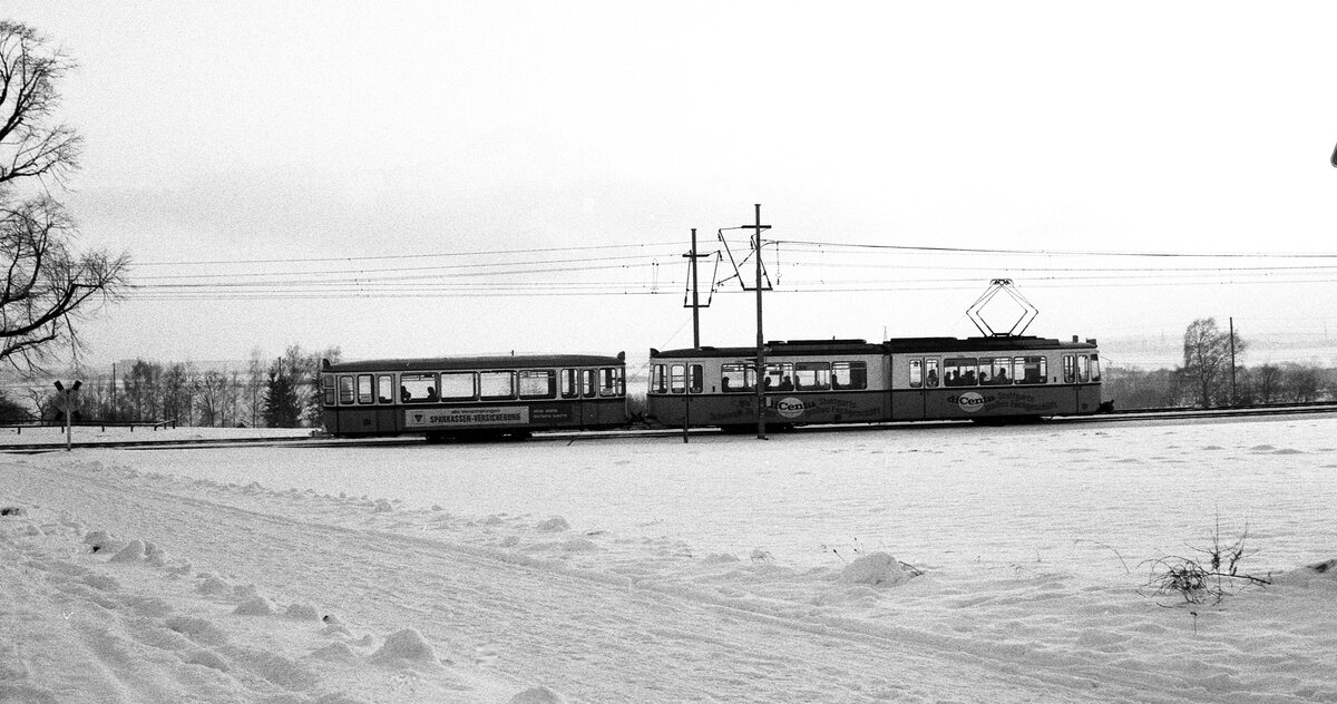 SSB Stuttgart__Zug der Linie 3 (GT4+Bw) vor Plieningen bei 'Weiche Beiberg'.__08-01-1981


    