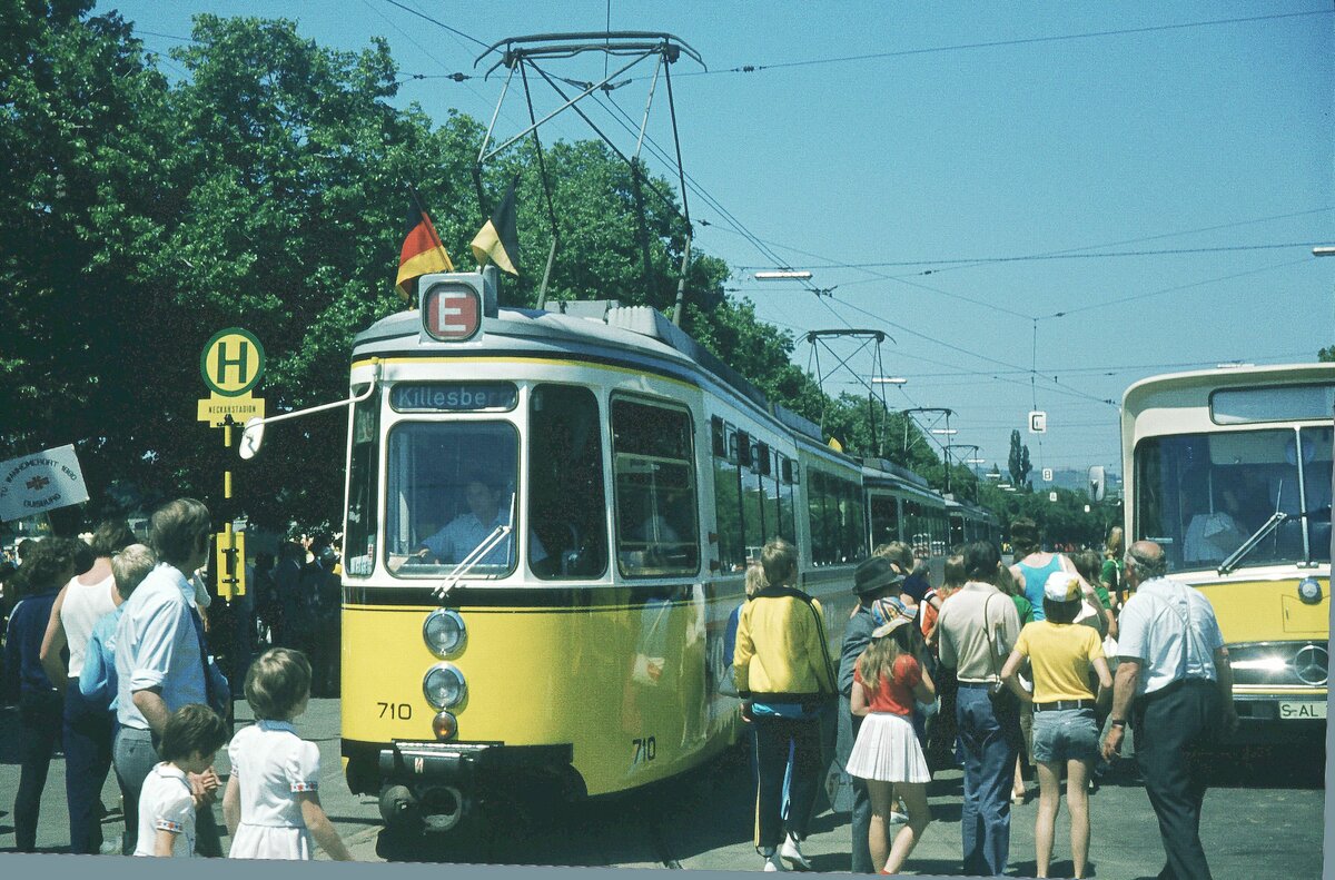 SSB vor 50 Jahren_Deutsches Turnfest Juni 1973 in Stuttgart: wie beim Dt.Turnfest 40 Jahre zuvor,  Hochbetrieb bei den SSB. Der im Bild gezeigte GT4 E-Wagen [710, ME 1964 +1986] fuhr freilich nicht zum Killesberg, das war keine Strecke für die GT4.__16-06-1973