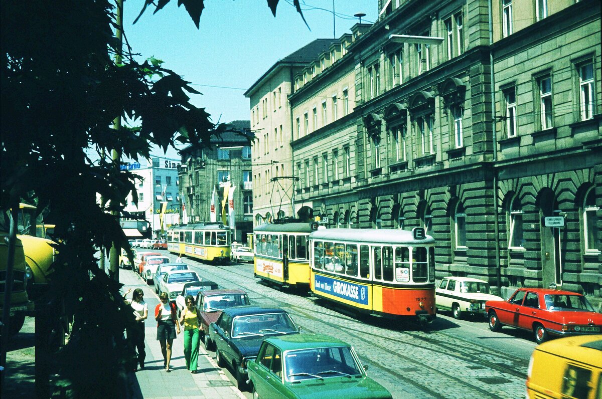 SSB vor 50 Jahren_Deutsches Turnfest Juni 1973 in Stuttgart: Ungewohnter Betrieb in der seinerzeit nur noch als Betriebstrecke genutzten Bahnhofstraße in Stgt.-Bad Cannstatt (bis 1969 verkehrte dort die Linie 22 zum Schlachthof).__15-06-1973