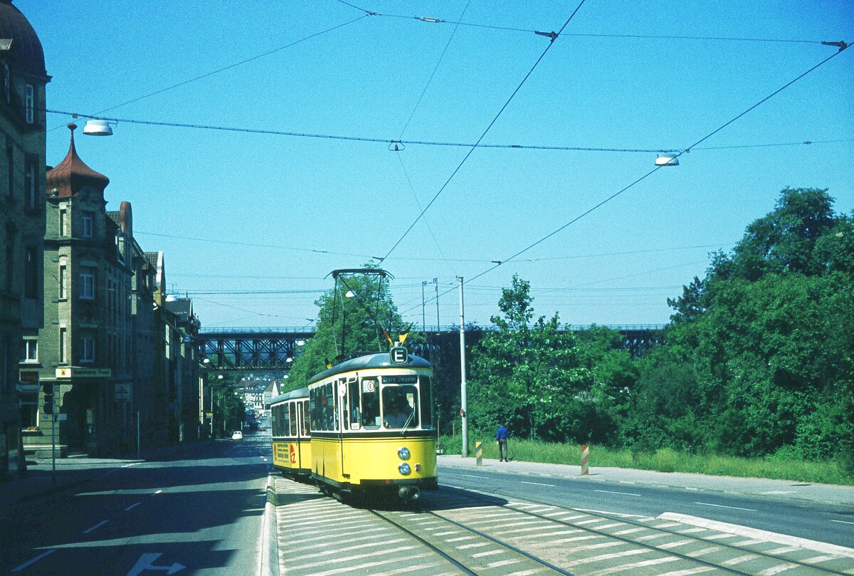 SSB vor 50 Jahren_Deutsches Turnfest Juni 1973 in Stuttgart:T2+B2-Garnitur als Linie 21E in der Schmidener Str. in S-Bad-Cannstatt hat soeben den alten König-Wilhelms-Viadukt der Güter-Umgehungsbahn Untertürkheim – Kornwestheim über das Neckartal unterquert. Die Eisenfachwerkkonstruktion von 1896 wurde 1984 durch eine (wesentlich geräuschärmere) Stahlbeton-Konstruktion ersetzt. Auf der anderen Seite des Neckars wird der Viadukt von der Linie 14 unterfahren.__16-06-1973