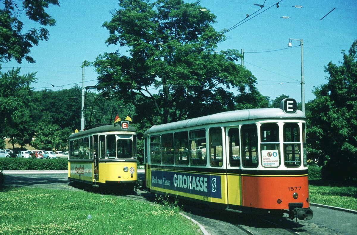 SSB vor 50 Jahren_Deutsches Turnfest Juni 1973 in Stuttgart: diese Wendeschleife 'Berg II' neben dem Mineralbad Berg existierte nur wenige Jahre, als Ersatz für die (wegen der Bauarbeiten für neue Straßenführungen und die Bundesgartenschau 1977) aufgegebene Schleife am Schwanenplatz.Von hier aus verkehrte während der Turnfest-Tage die Linie '21E' bis zur 'Oberen Ziegelei' weil die reguläre 21 von der Innenstadt direkt zum Cannstatter Wasen/Neckarstadion fuhr.T2 und B2 [1577] sind übrigens fest gekuppelt, auch wenn's nicht so ausschaut.__16-06-1973