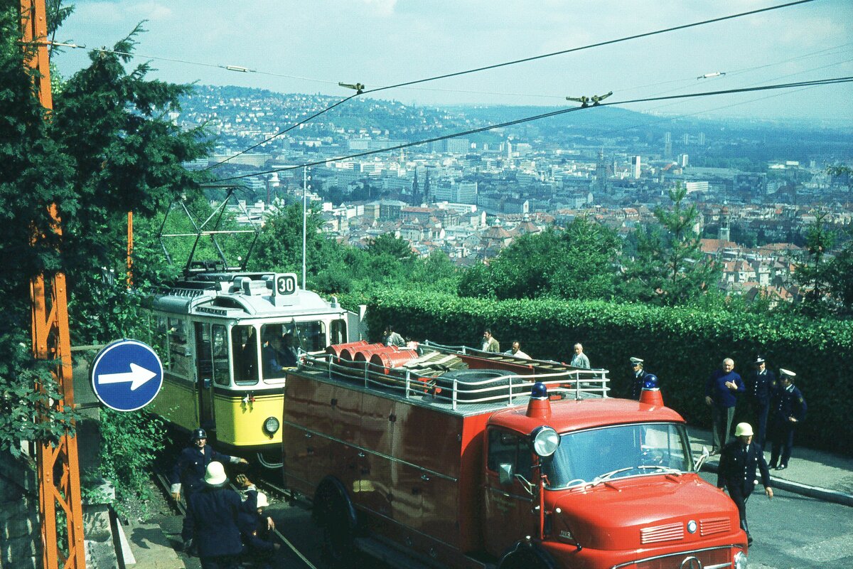SSB vor 50 Jahren__Zahnradbahn-Ausweichhaltestelle 'Wielandshöhe': die Feuerwehr ist da. Wegen der Zahnstangen in den Weichen ist das Eingleisen um einige komplizierter als bei einer normalen Straßenbahn.__24-07-1973