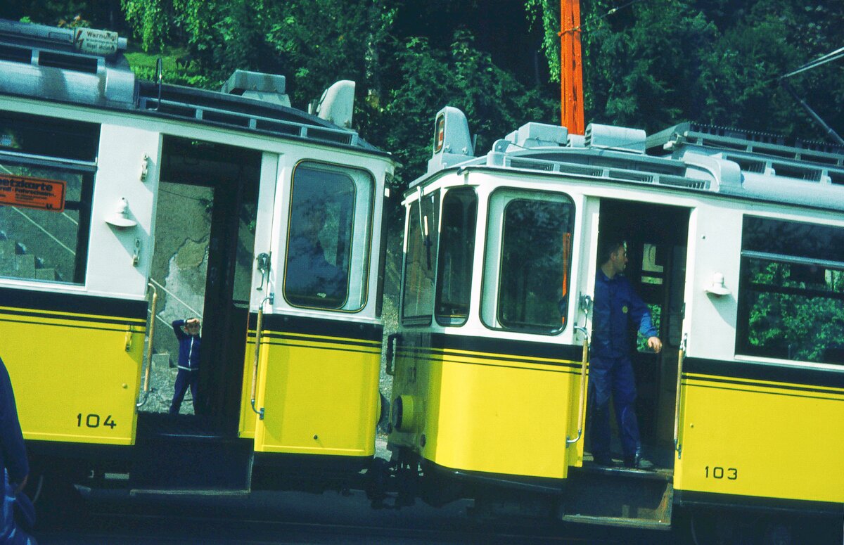 SSB vor 50 Jahren__Zahnradbahn-Ausweichhaltestelle 'Wielandshöhe':Tw 104 und 103 [ME 1937] gekuppelt. Letzte Vorbereitungen für die gemeinsame Talfahrt.__24-07-1973
