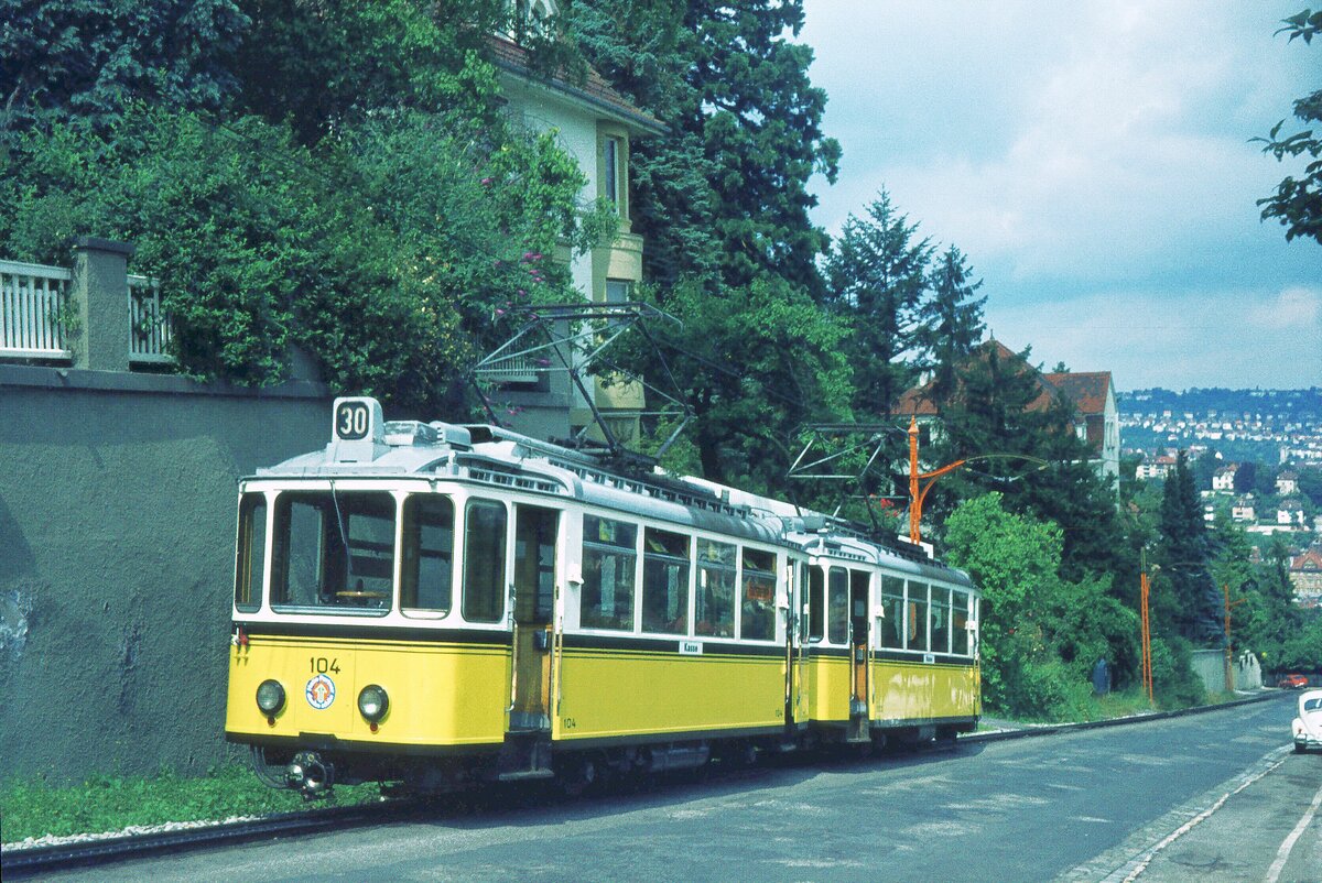 SSB vor 50 Jahren__Zahnradbahn_Der ältere bringt den jüngeren Tw sicher zu Tal. Tw 103 und 104 in  Doppeltraktion  bei der Talfahrt in die Werkstatt.__24-07-1973